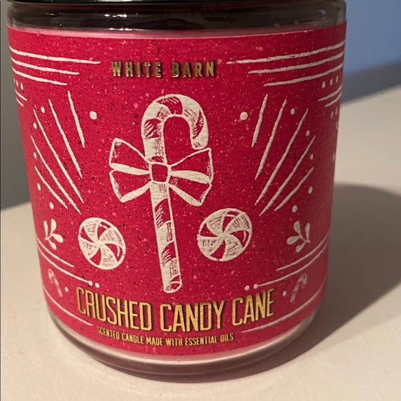 White Barn by Bath& Body Works Crushed Candy Cane Christmas Candle NWT - Picture 2 of 3